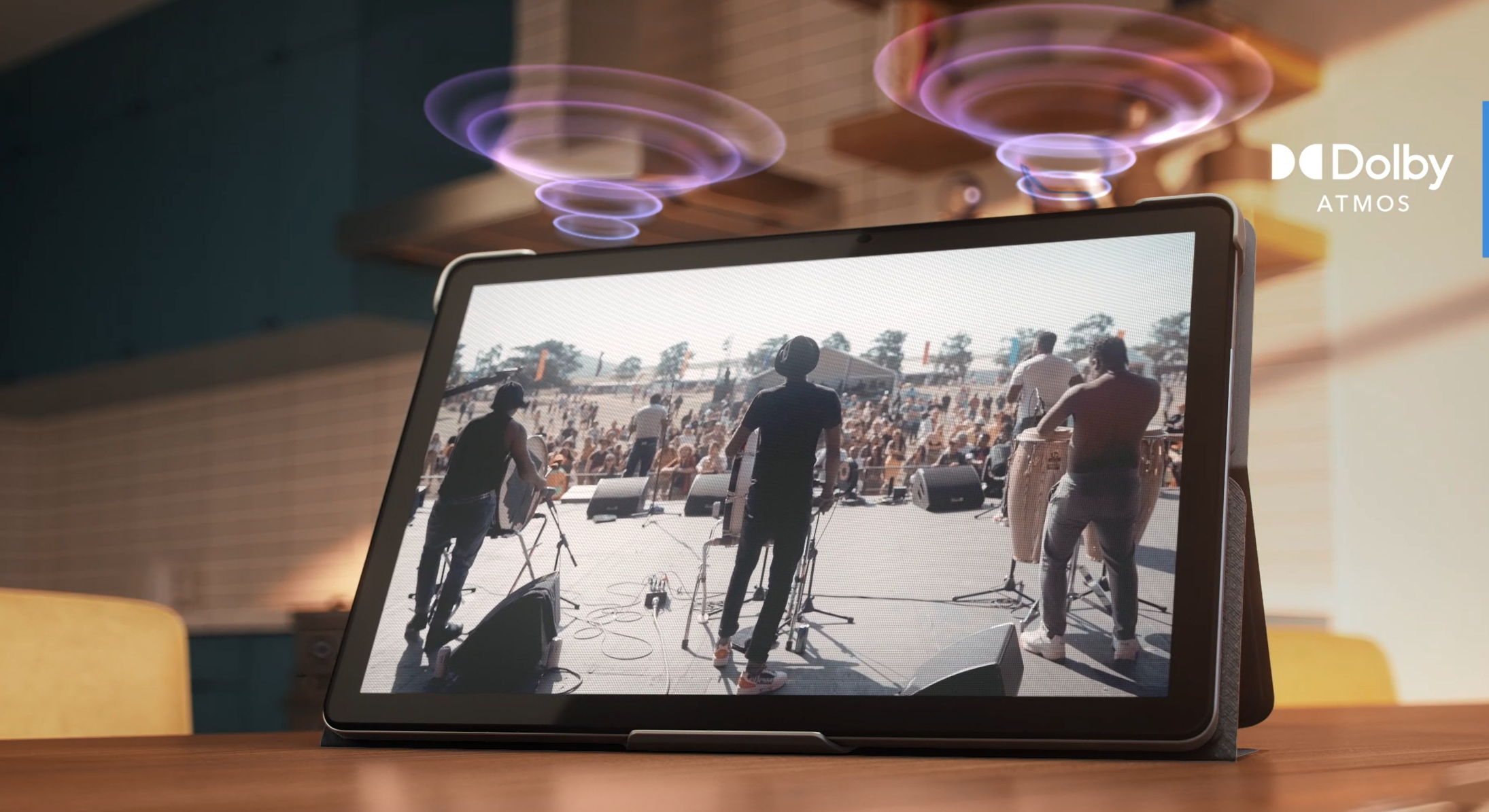 Tablet, das ein Live-Konzert auf einer Bühne mit Musikern zeigt, mit Schallwellen-Grafiken.