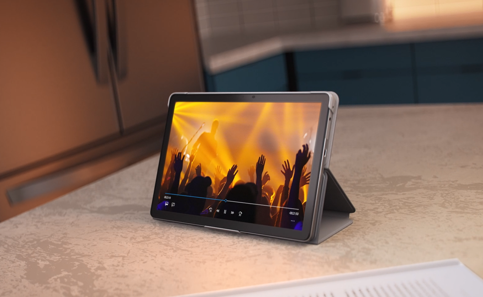 Ein Tablet, das eine Konzernszene zeigt, auf einer Theke.