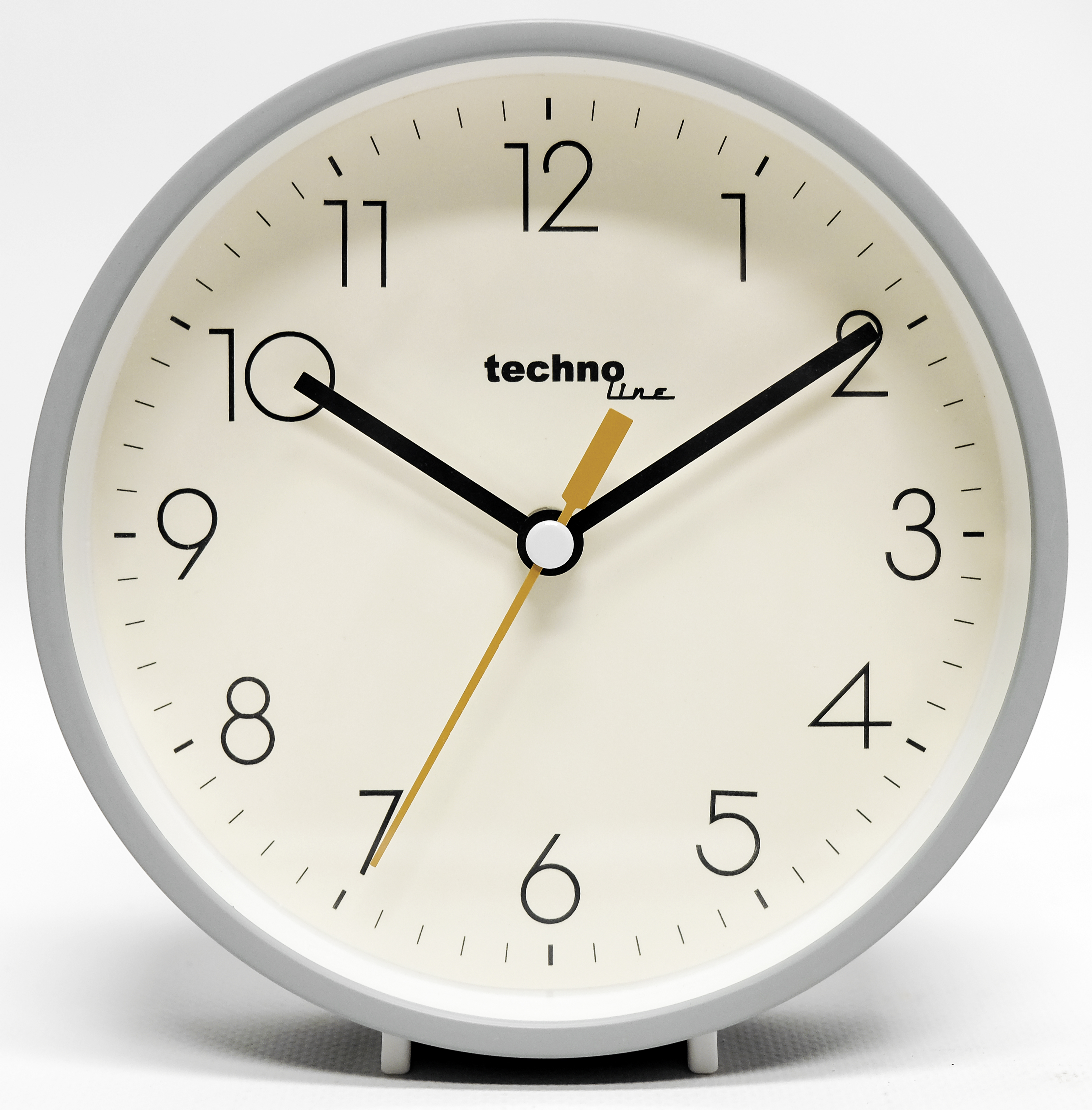 Eine graue Techno-Line-Uhr mit weißem Zifferblatt, schwarzen Zahlen und gelbem Sekundenzeiger.