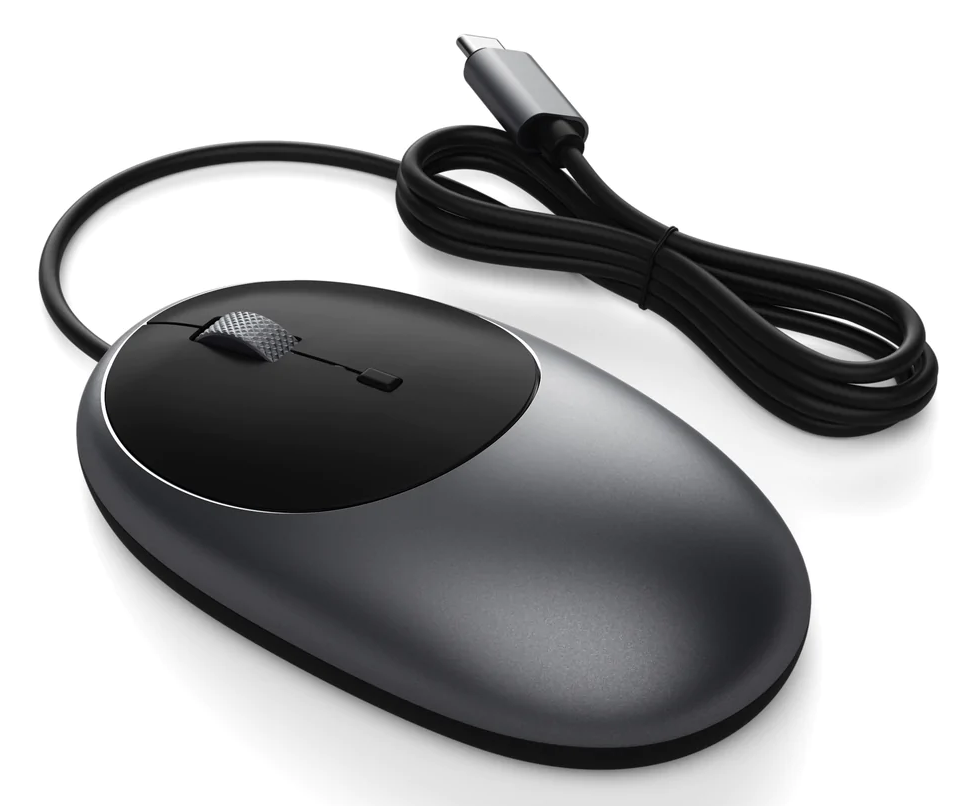 Egy számítógépes egér fekete tetővel és ezüst alappal. Egy USB-kábel csatlakoztatva van.