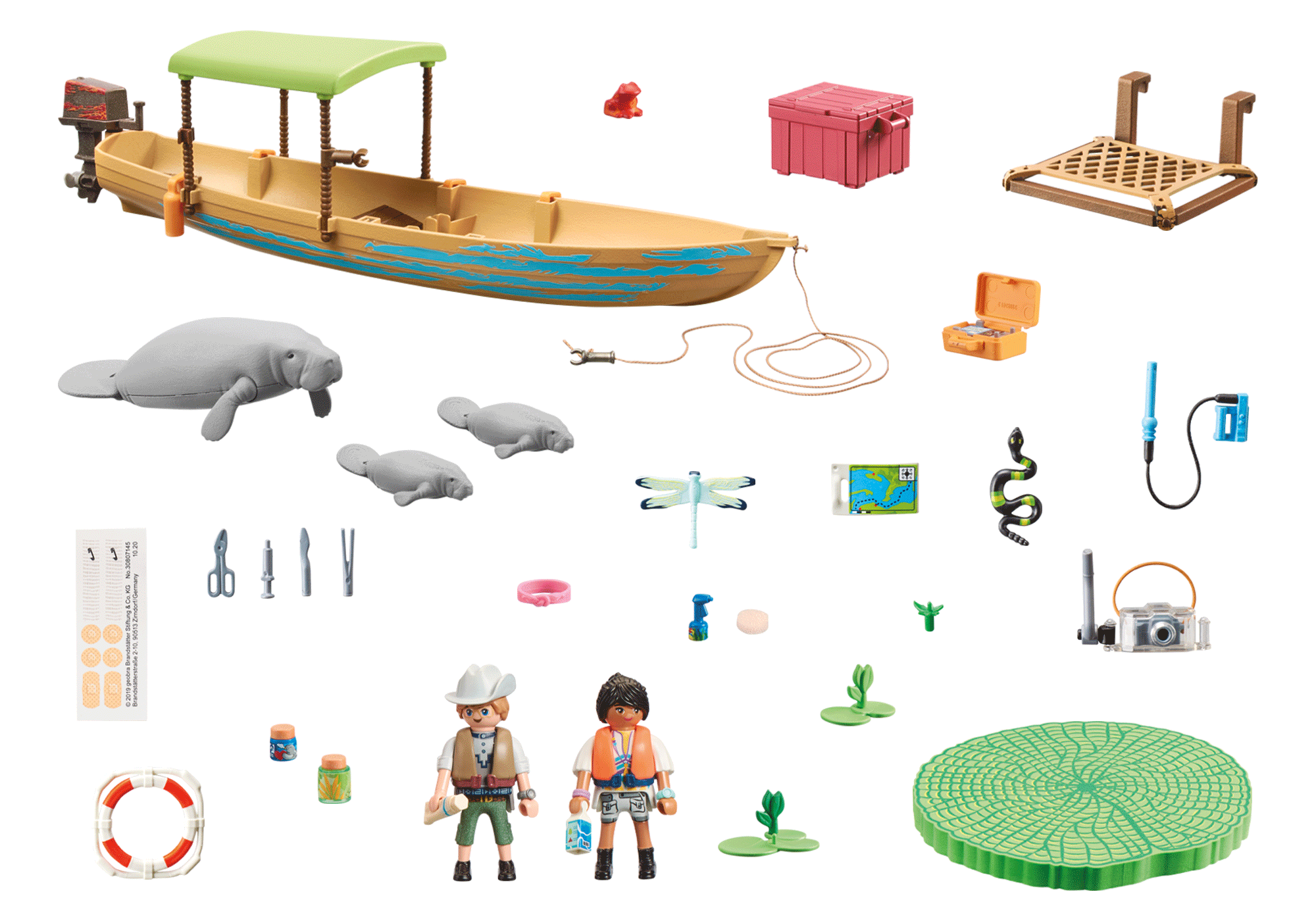 Spielzeugboot mit Seekühen, Figuren und Zubehör wie Karte, Schlange und medizinische Werkzeuge auf weißem Hintergrund.