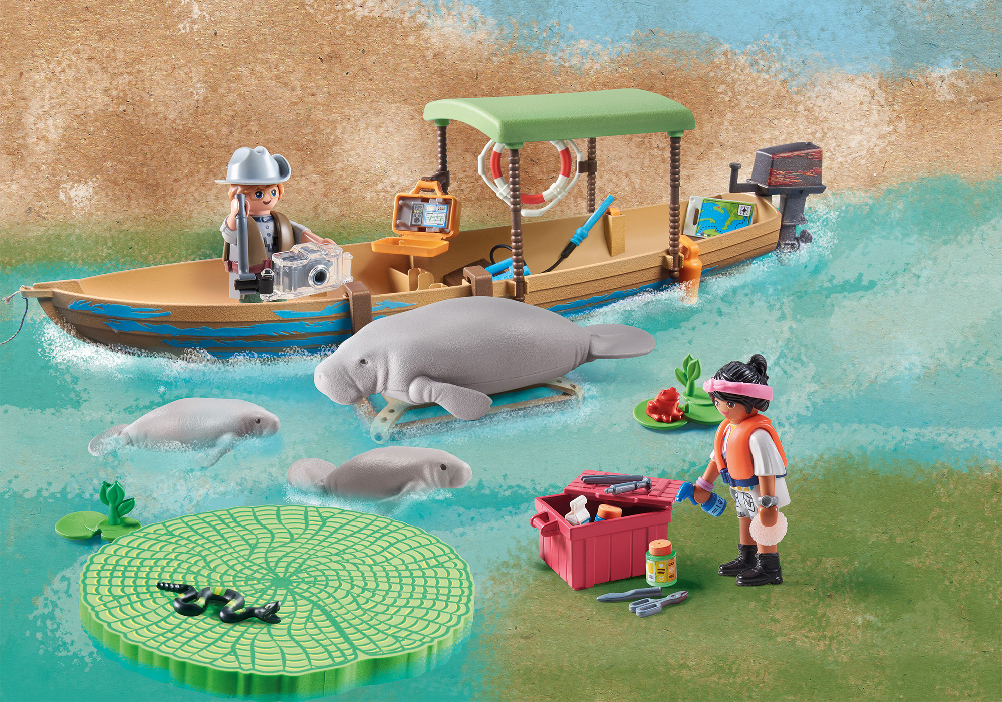 Ein Spielzeugboot mit Seekühen im Wasser.