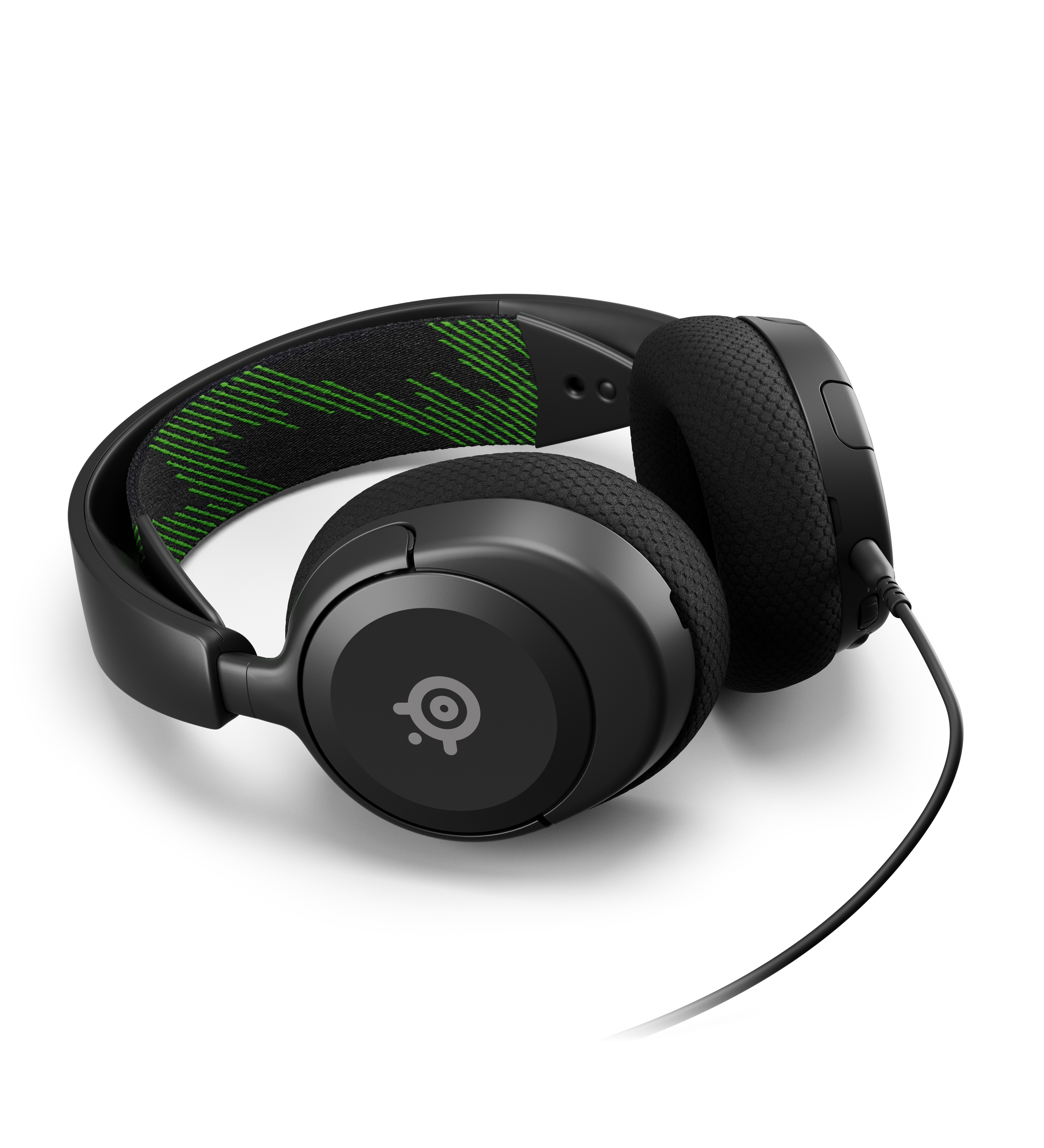 Schwarze SteelSeries-Kopfhörer, schräge Ansicht, mit grün gemustertem Kopfband.