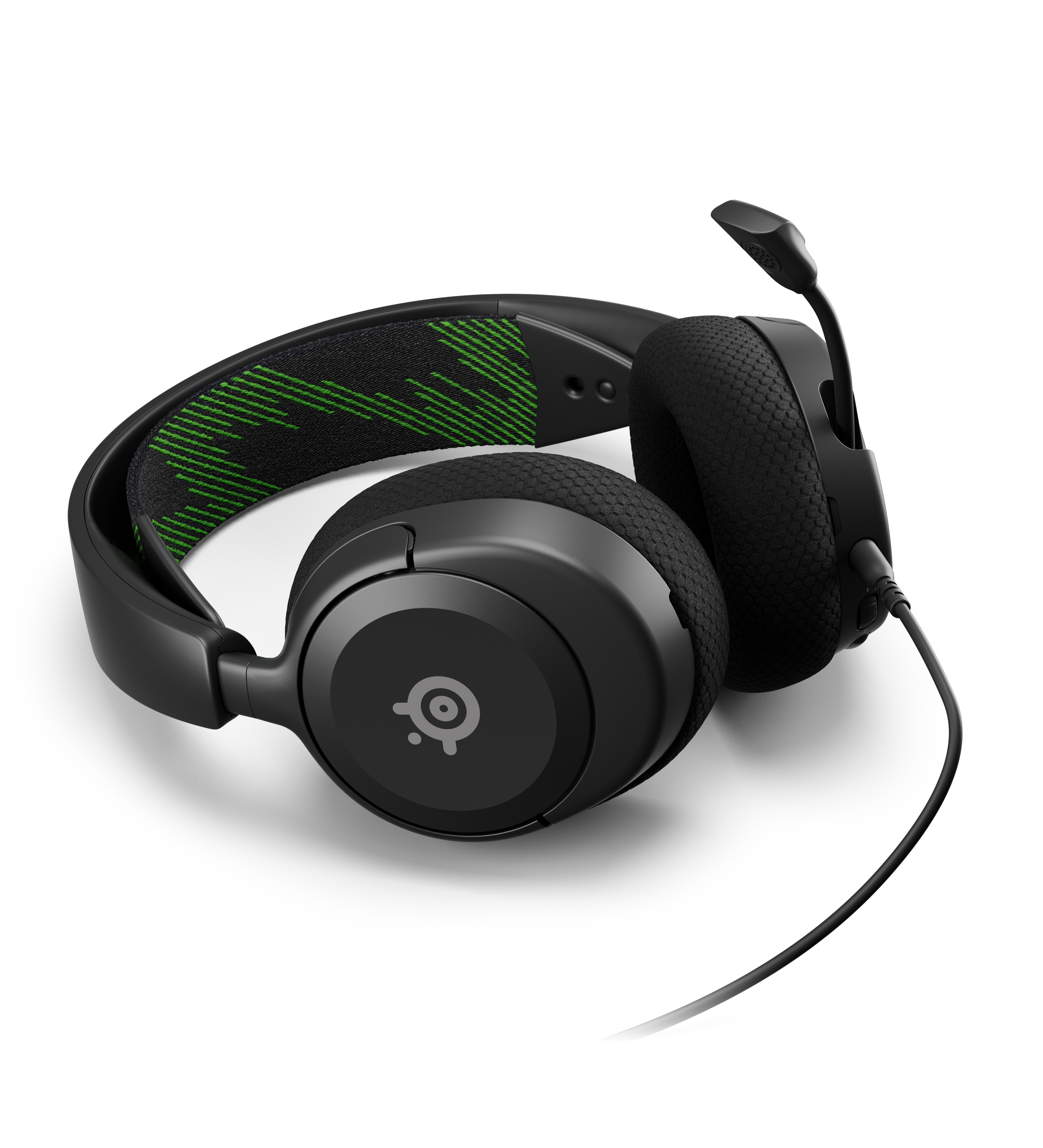 Schwarzes und grünes Gaming-Headset mit Mikrofon. Der Hintergrund ist weiß.