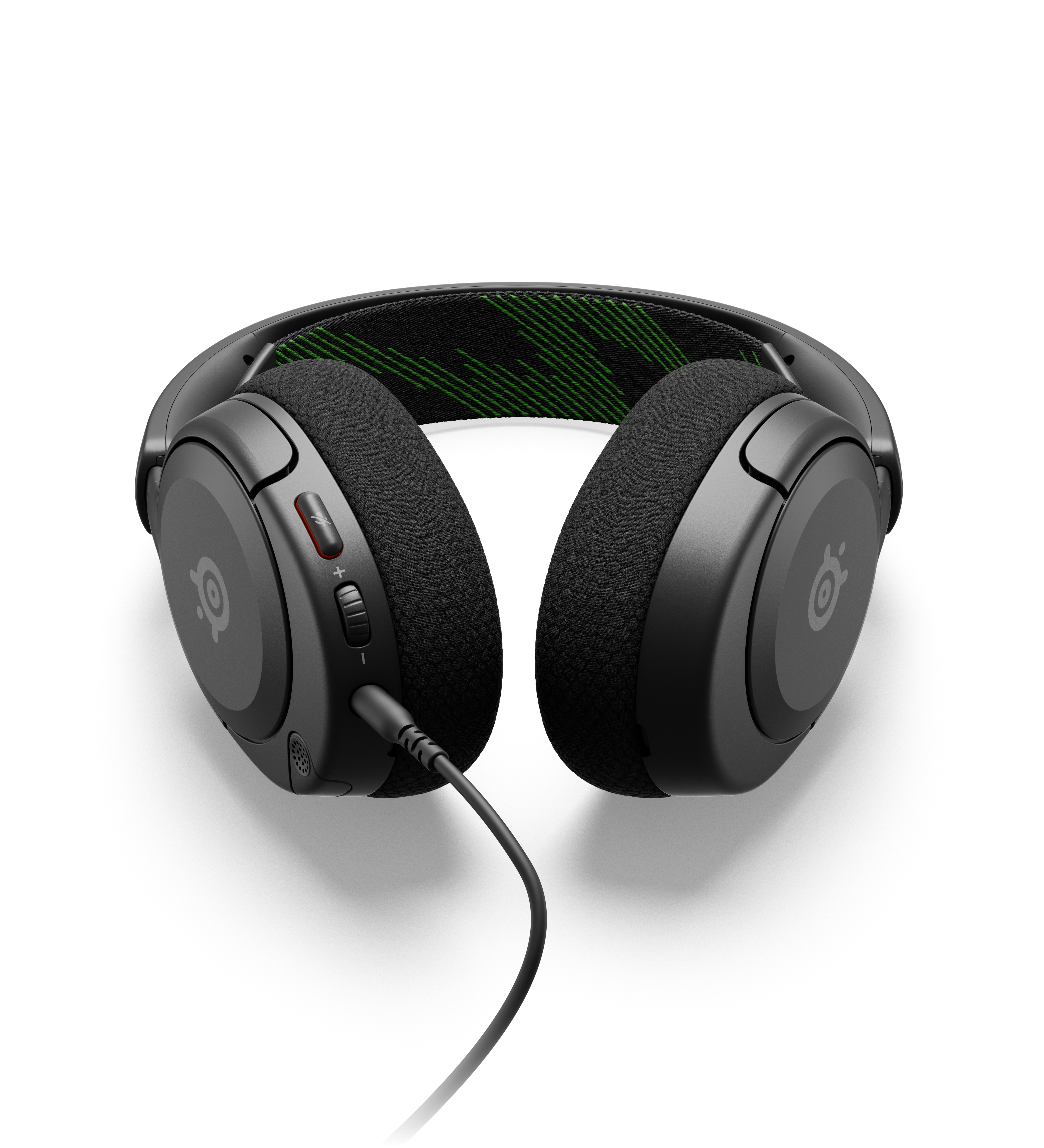 Schwarzer SteelSeries-Kopfhörer mit grünem Mesh-Kopfbügel. Kabel angeschlossen.