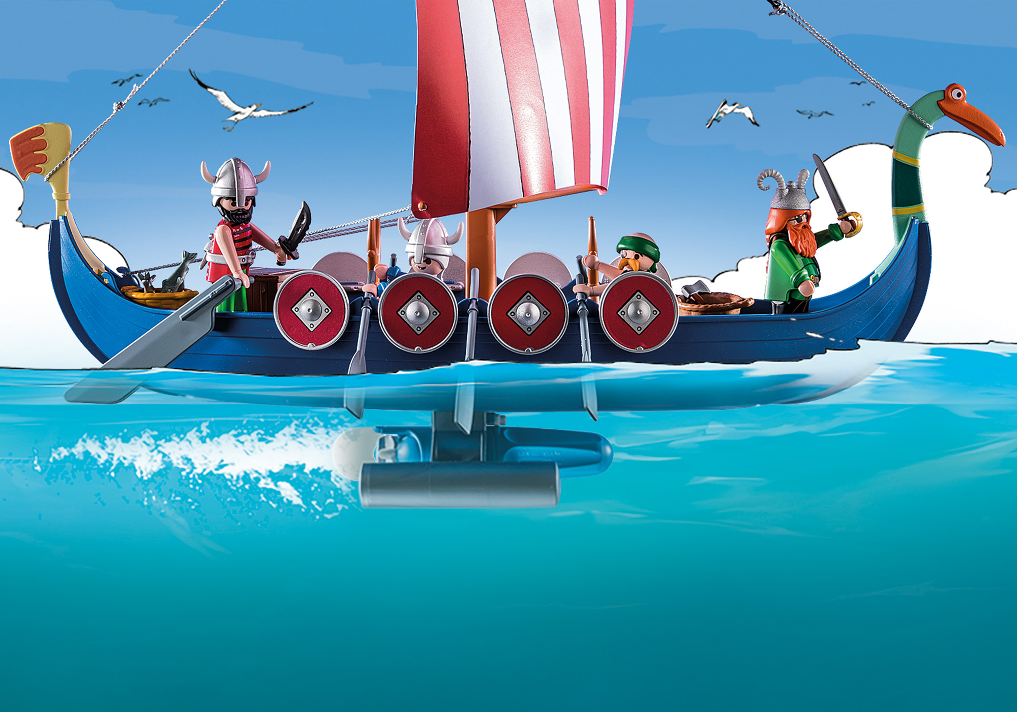 Spielzeug-Wikingerboot auf Wasser mit Wikingern und einem Segel. Möwen am Himmel.