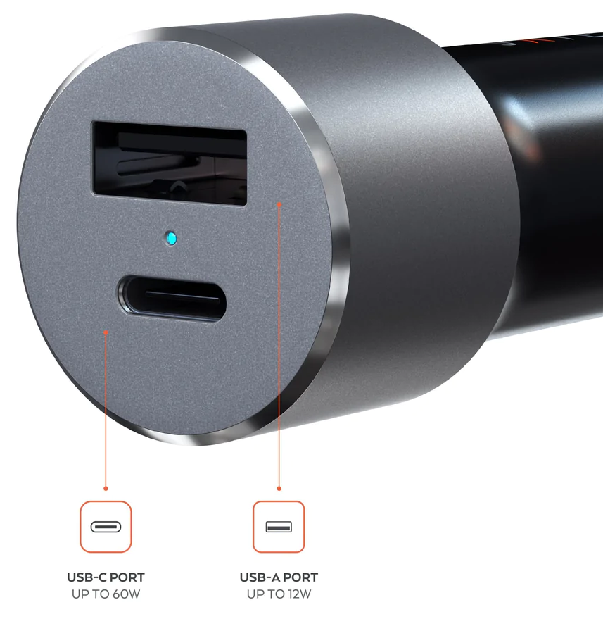 Ezüst autós töltő USB-C és USB-A portokkal. A szöveg jelzi a portokat.