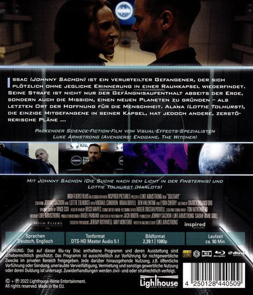 Filmposter. Zwei Personen in einem dunklen Raum. Titel 'Solitary' auf dem Cover. Sci-Fi-Thema.