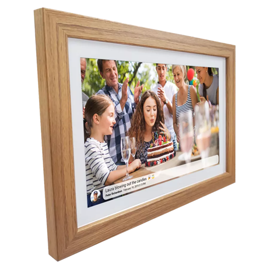 Ein digitaler Bilderrahmen mit Holzrahmen, der eine Familie beim Feiern eines Geburtstags mit Kuchen zeigt.
