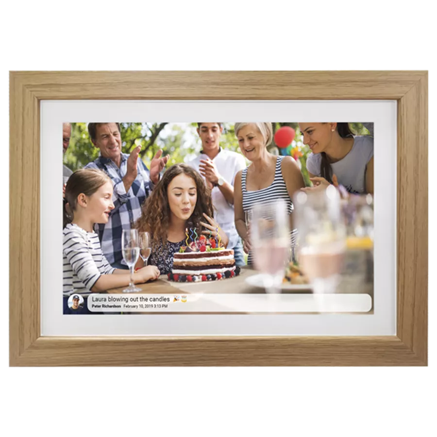 Ein gerahmtes Foto zeigt eine Frau, die Kerzen auf einer Torte auspustet, umgeben von Menschen auf einer Geburtstagsfeier.