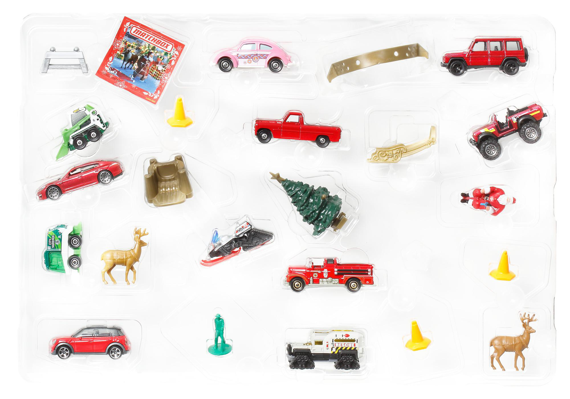 Eine Sammlung von Spielzeugautos und weihnachtlichen Gegenständen in einer Plastikschale. Enthält einen Feuerwehrauto, ein rosa Auto, ein Reh und einen Weihnachtsbaum.