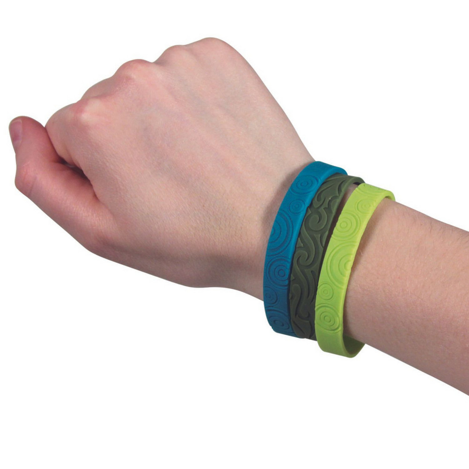 Mano con tres pulseras coloridas en la muñeca.