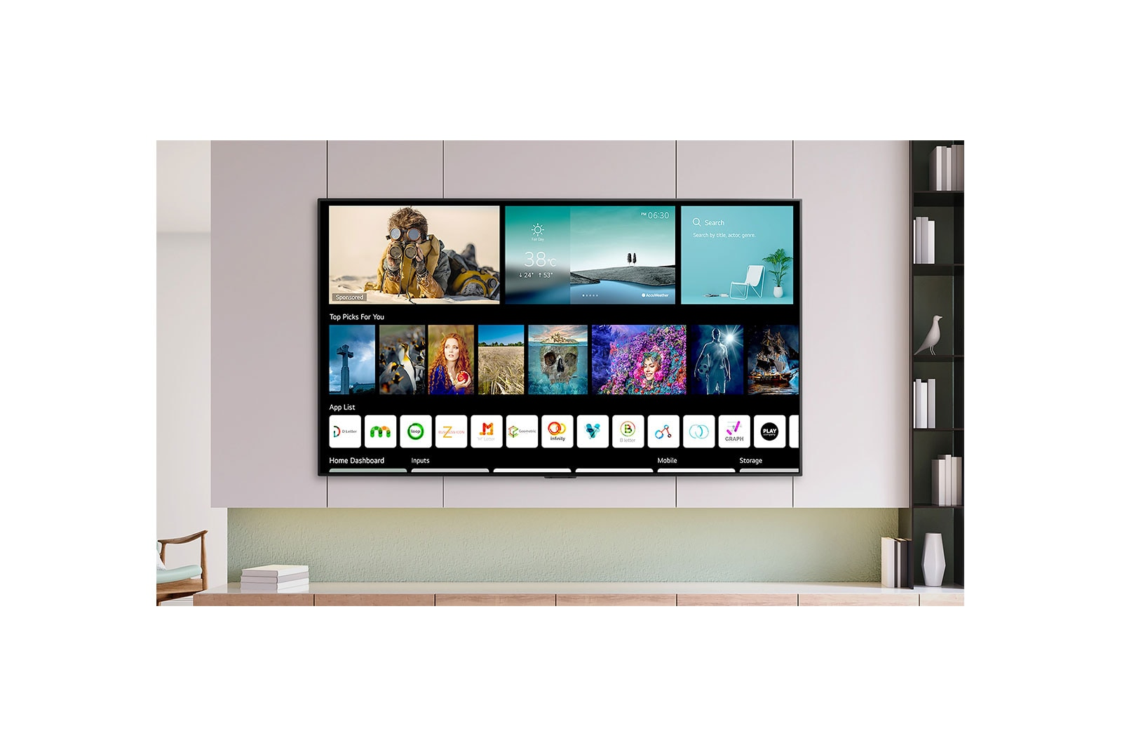Büyük bir TV, çeşitli uygulamalardan görüntüleri görüntüler. Sağda eşyalarla dolu bir raf var.