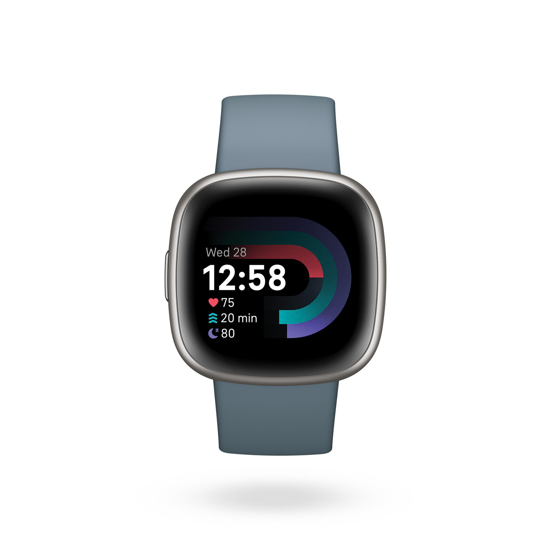 Eine blaue Fitbit-Smartwatch mit digitaler Anzeige, die Zeit, Schritte und Herzfrequenz zeigt.