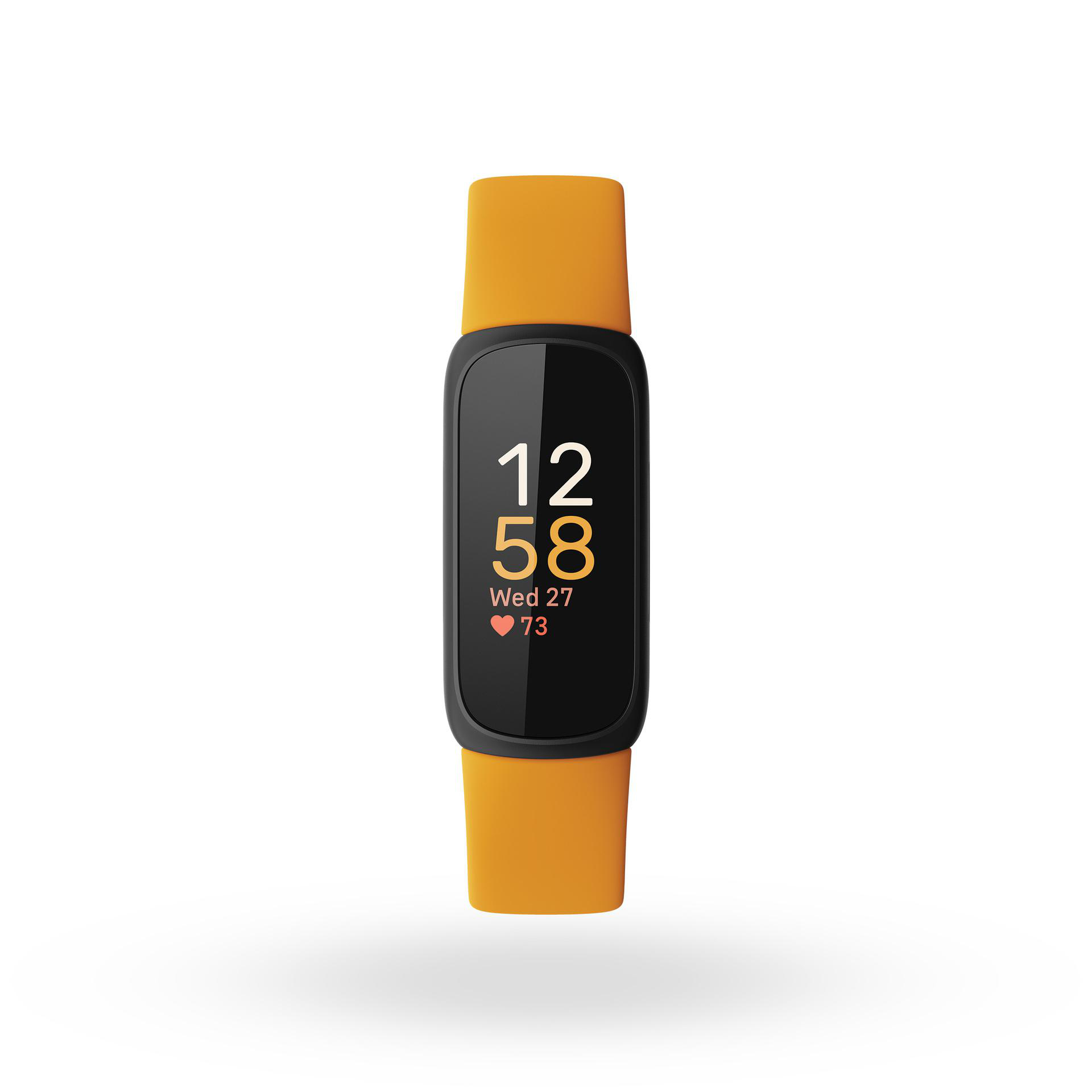 Orangener Fitnesstracker mit schwarzem Bildschirm, der Zeit und Metriken zeigt, auf Weiß.