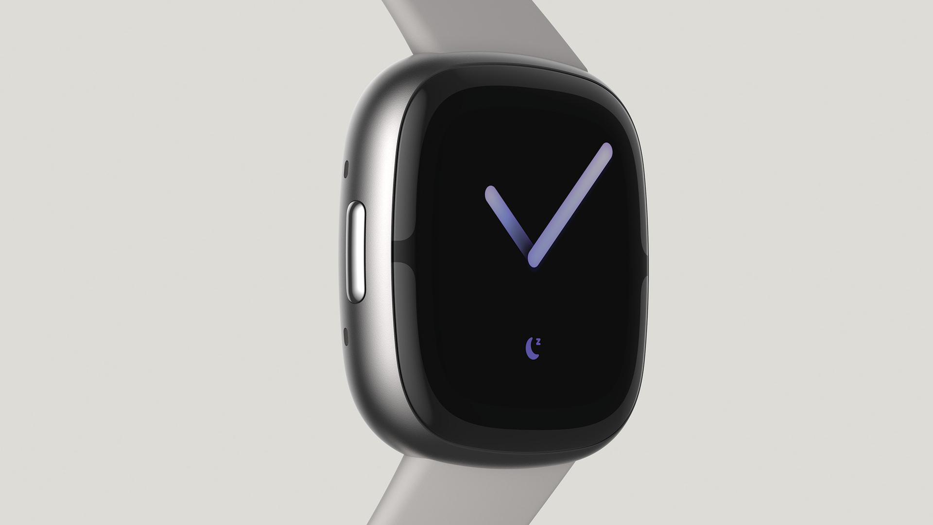 Silberne Uhr, schwarzer Bildschirm mit blauen Elementen, weißer Hintergrund.