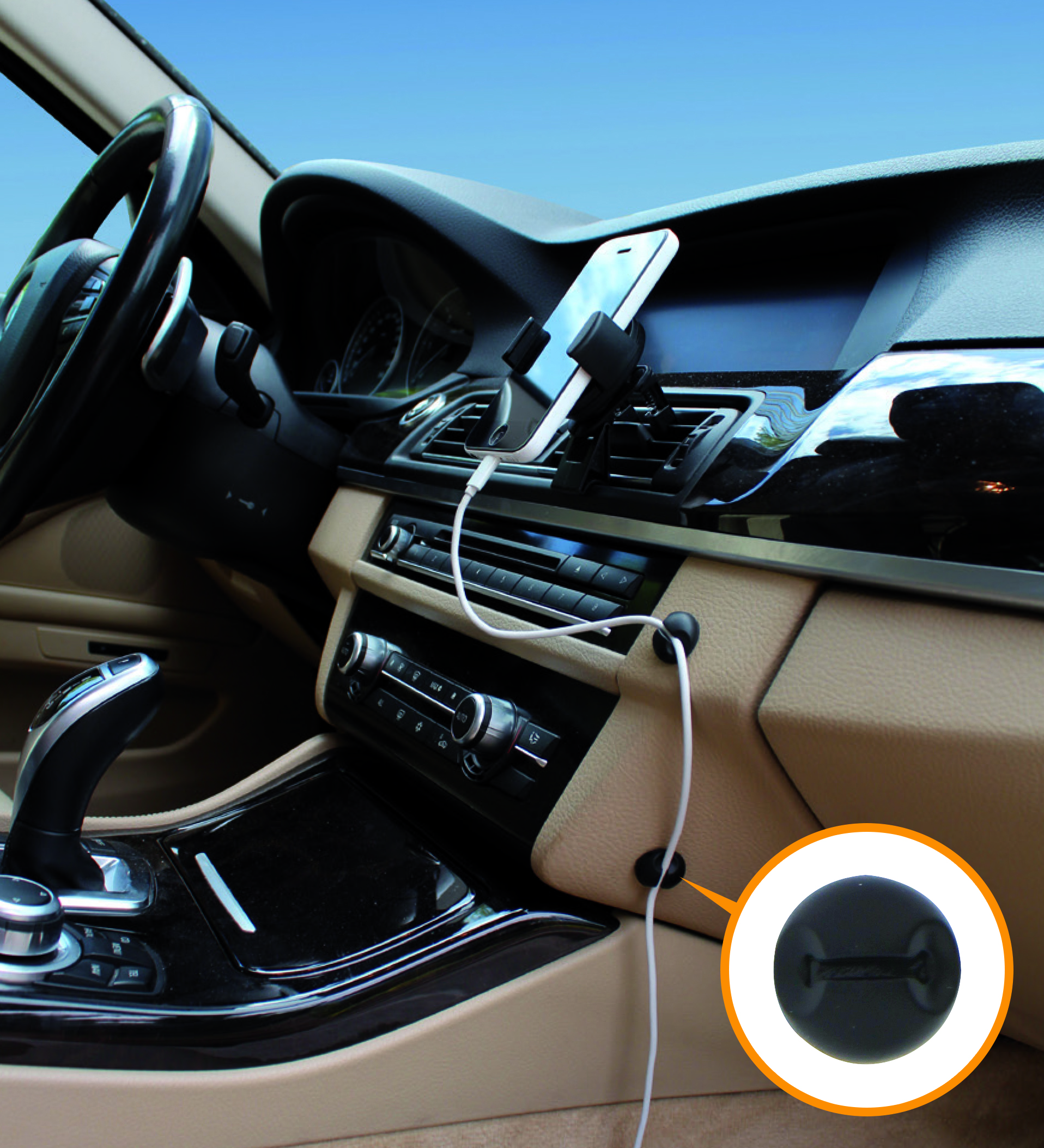 Auto innen: Telefon in Halterung ladend, Kabel verbunden, Armaturenbrettdetails und Stecker.
