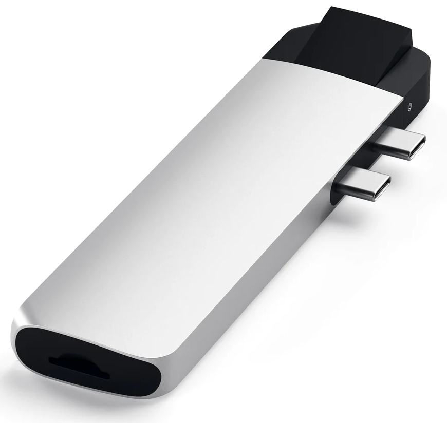 Ezüst USB-C hub két USB-C porttal és egy micro SD kártyanyílással.
