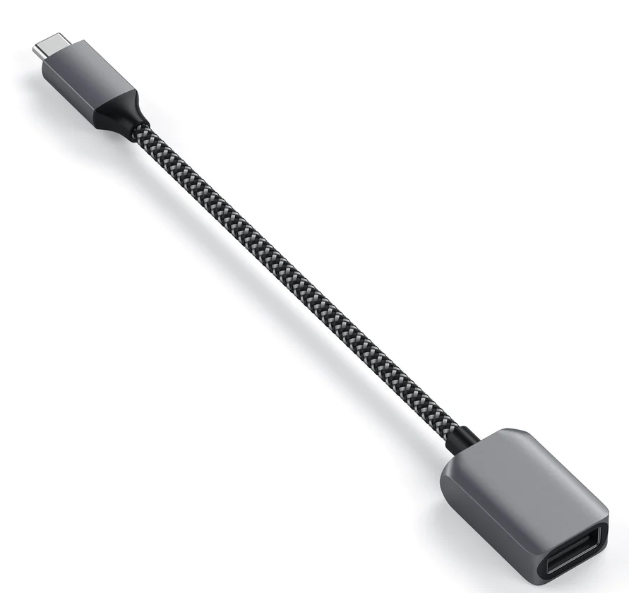 USB-C-USB adapterkábel, szürke csatlakozók, fekete-szürke fonott kábel.