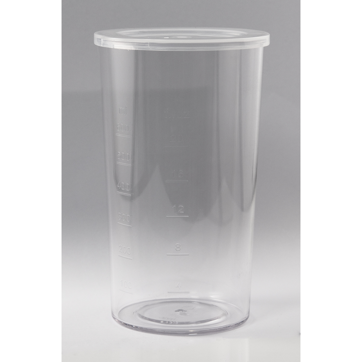 Bicchiere dosatore in plastica trasparente con segni, coperchio e sfondo bianco.