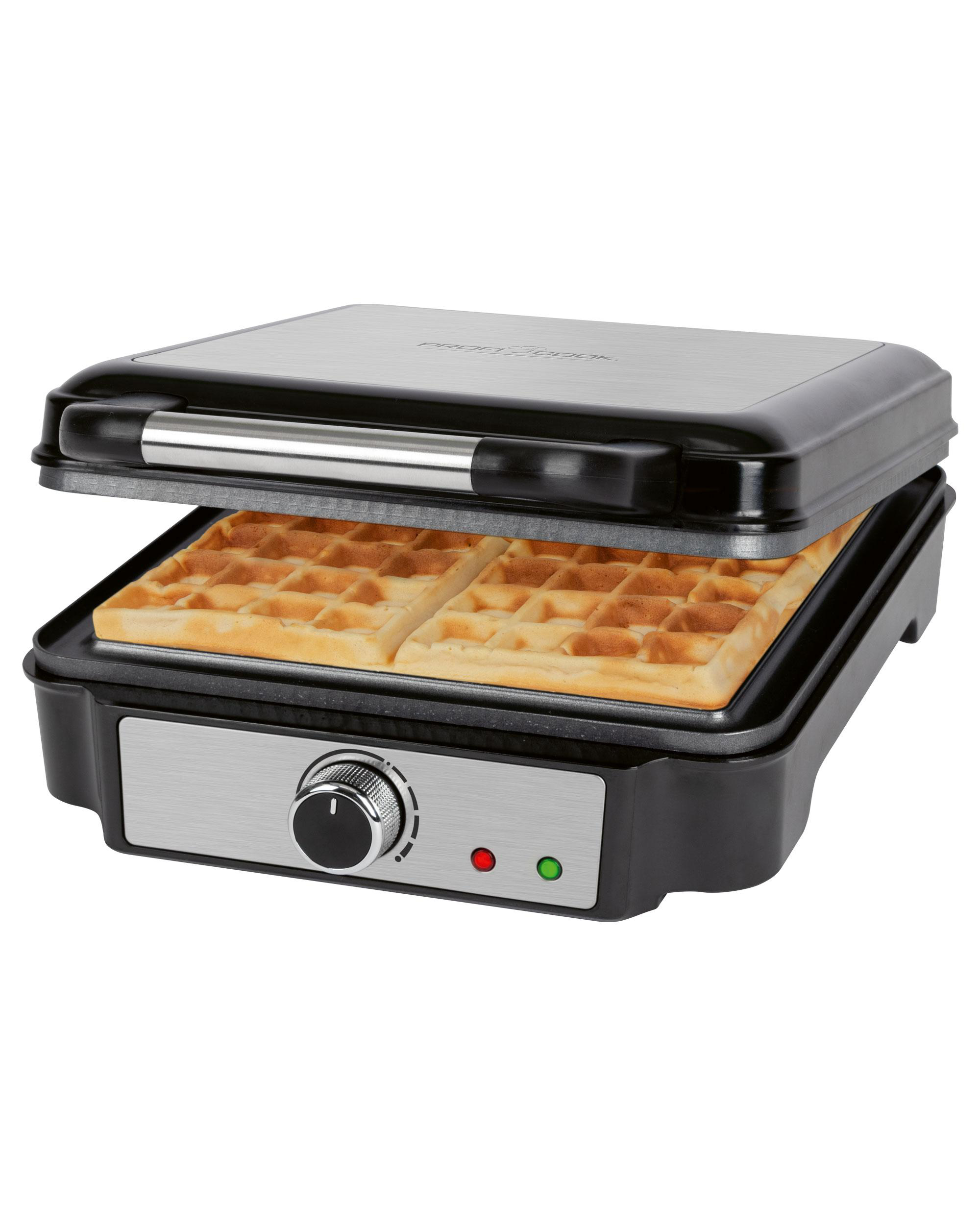 Schwarzes Waffeleisen mit Waffeln darin. Die Oberseite ist geöffnet und zeigt gebackene Waffeln.