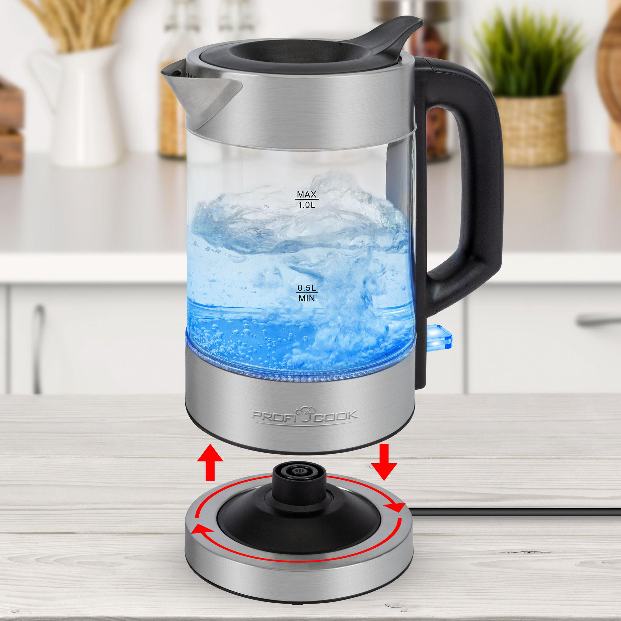 Ein elektrischer Glaskessel mit Wasser, blauem Licht und abnehmbarem Sockel, auf einer Theke.