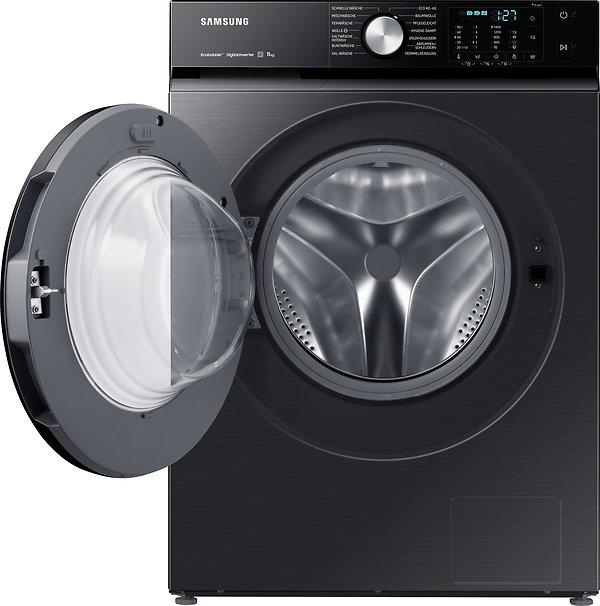 Eine schwarze Waschmaschine mit geöffneter Tür. Das Innere der Maschine ist sichtbar.