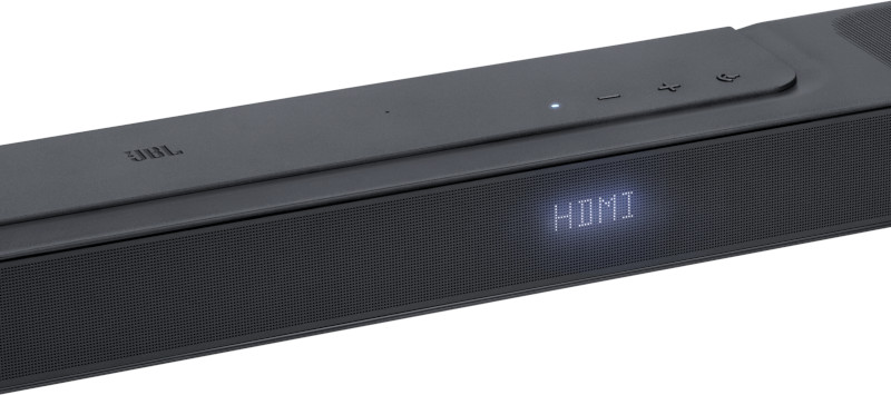 Zwarte JBL soundbar met een scherm met 'HDMI'.