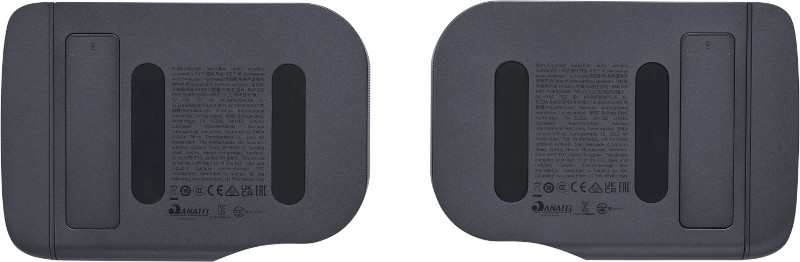Onderaanzicht van twee luidsprekers, donkergrijs, met tekst en labels.
