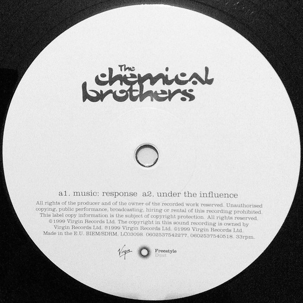 Bakelit lemez címke, fekete-fehér. The Chemical Brothers, és szöveg a zenéről.