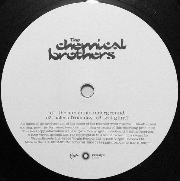 Fekete-fehér hanglemez a 'The Chemical Brothers' szövegével, a dalok címeivel.