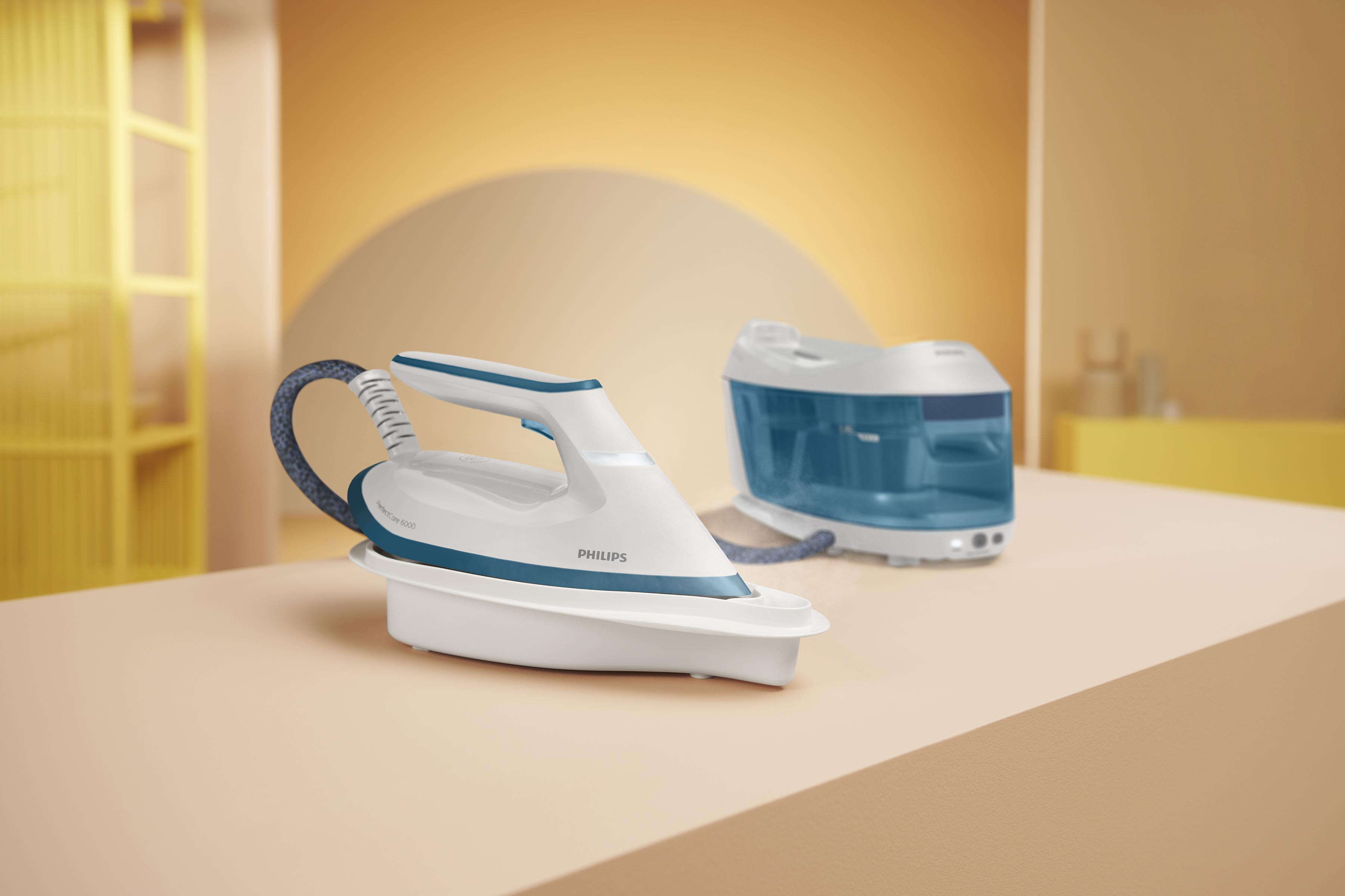 Ein Bügeleisen mit blau-weißem Design und separatem blauen Wassertank auf hellem Untergrund.