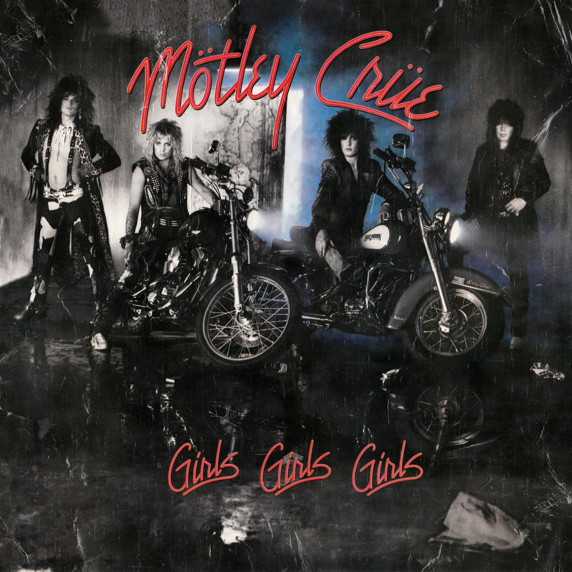 Motley Crue album borító, zenekar tagjai motorokon, piros szöveg.
