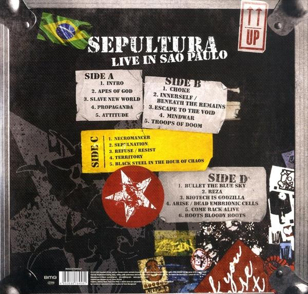 Album borító számlistával és zenekari logóval. A háttér sötét és fém.