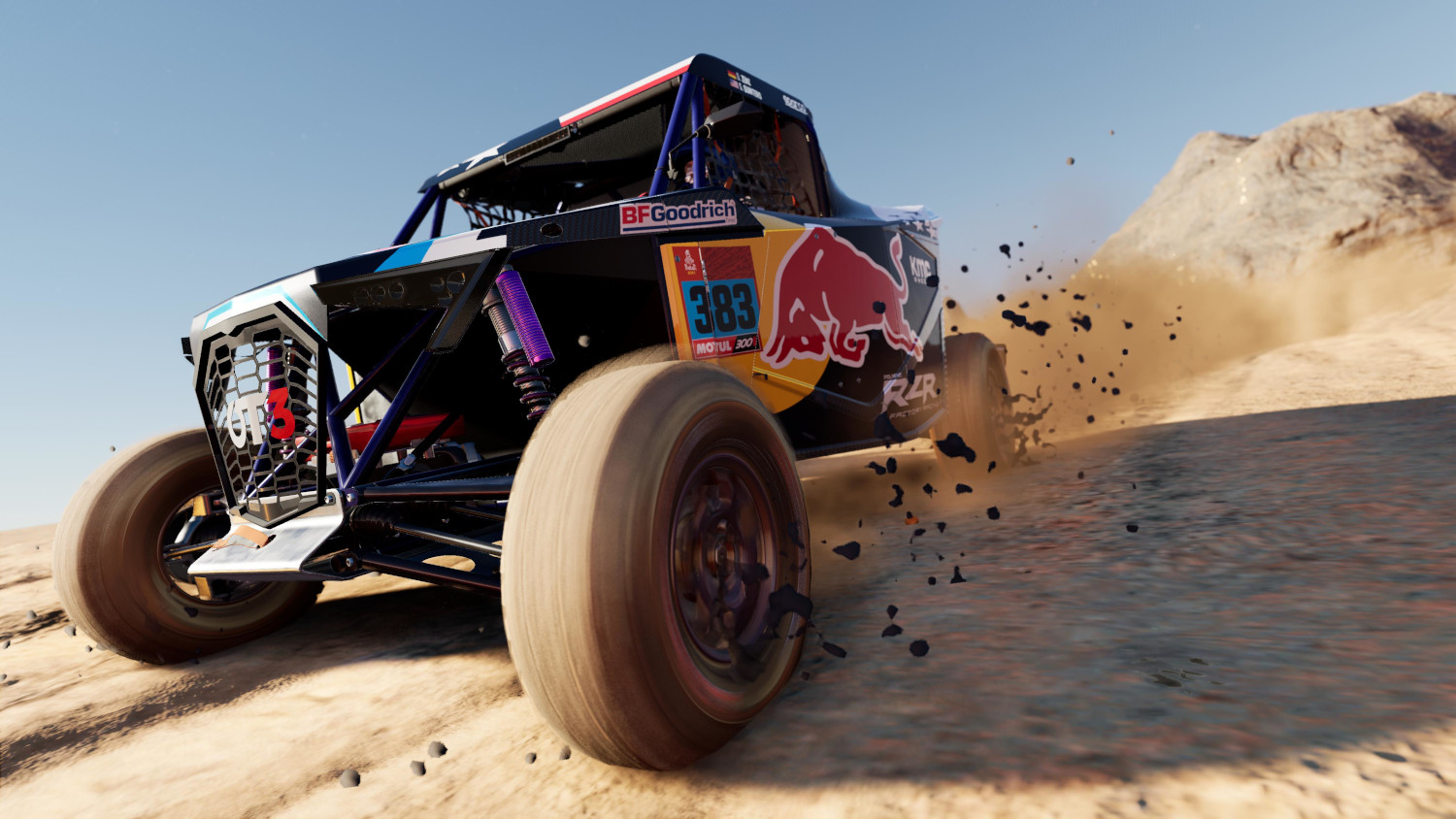 Raceauto in de woestijn. Red Bull-sticker erop.
