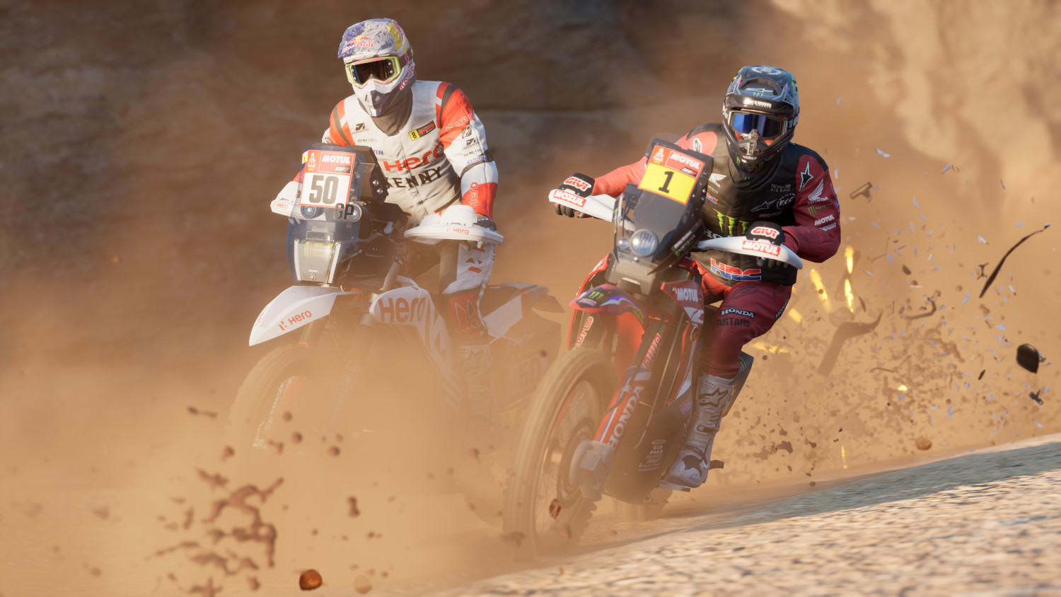 Twee crossmotorracers op motoren in de woestijn, die stof opstuiven. De lucht is zichtbaar.