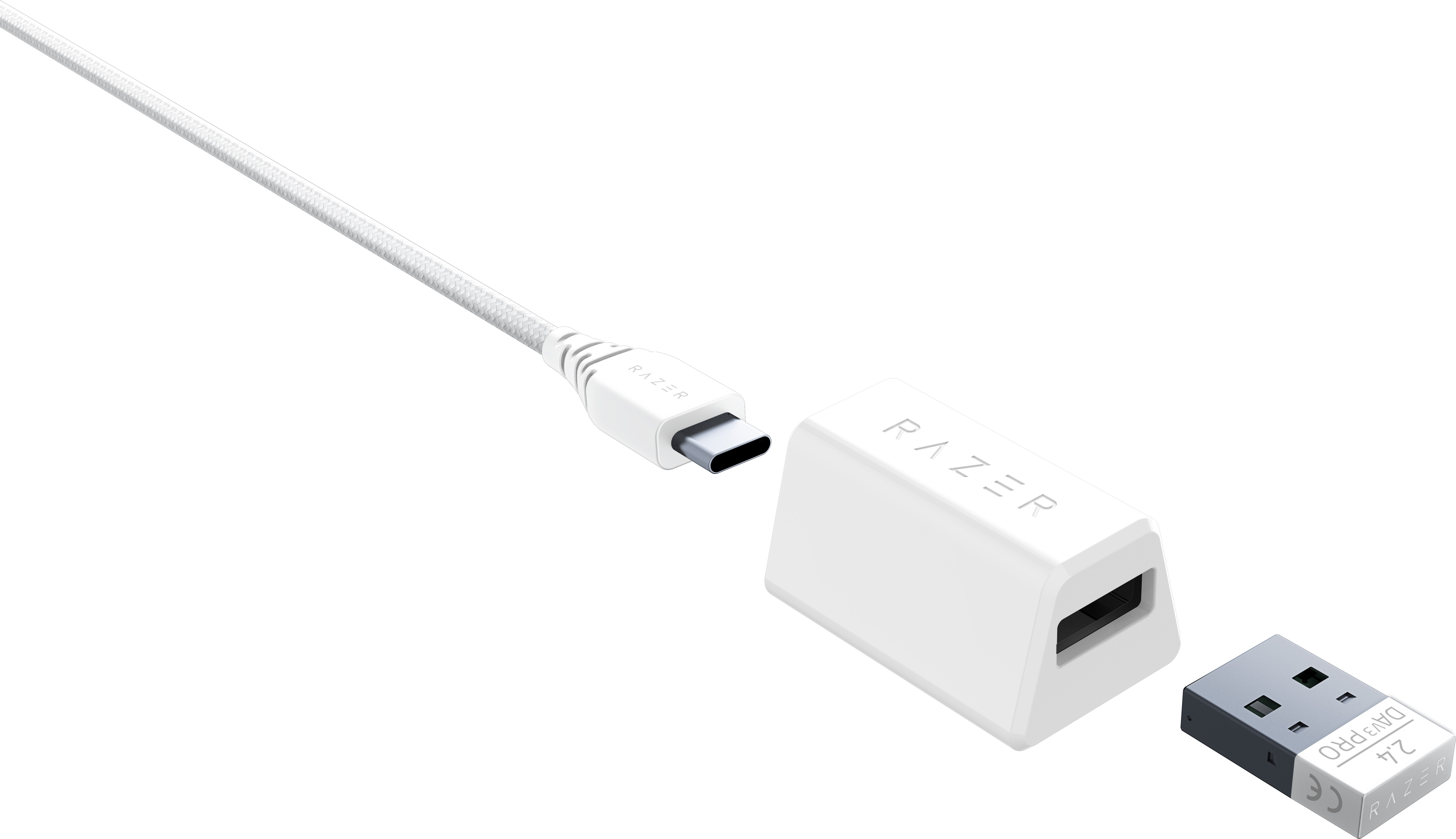 Weißes Razer USB-C-Kabel, Stecker und Dongle. Auf weißem Hintergrund isoliert.