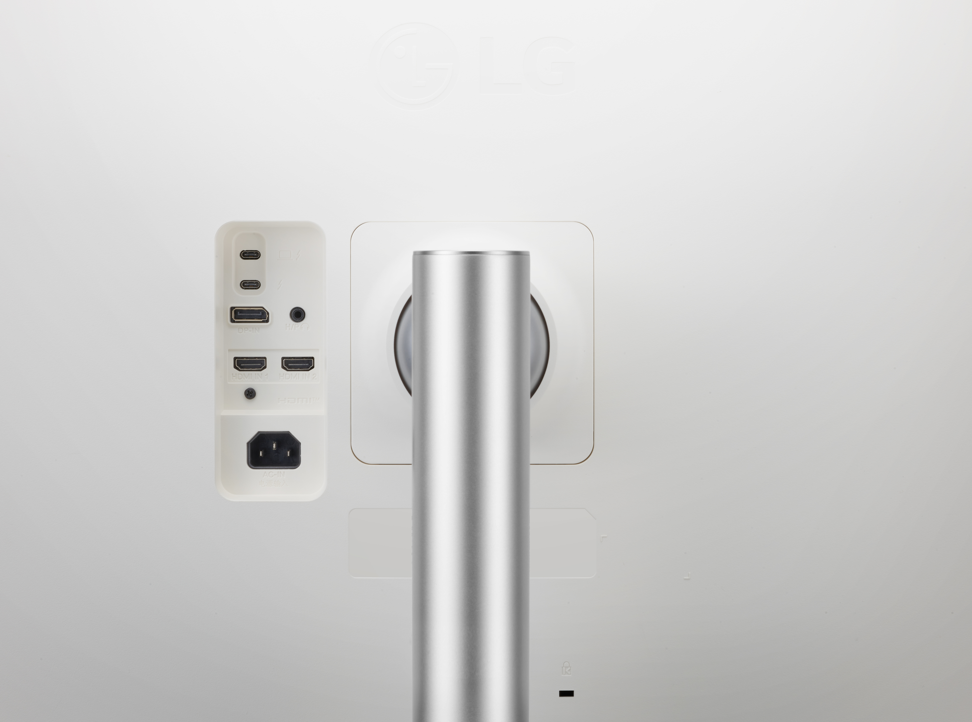 Rückansicht eines weißen LG-Monitors mit Anschlüssen und Ständer.