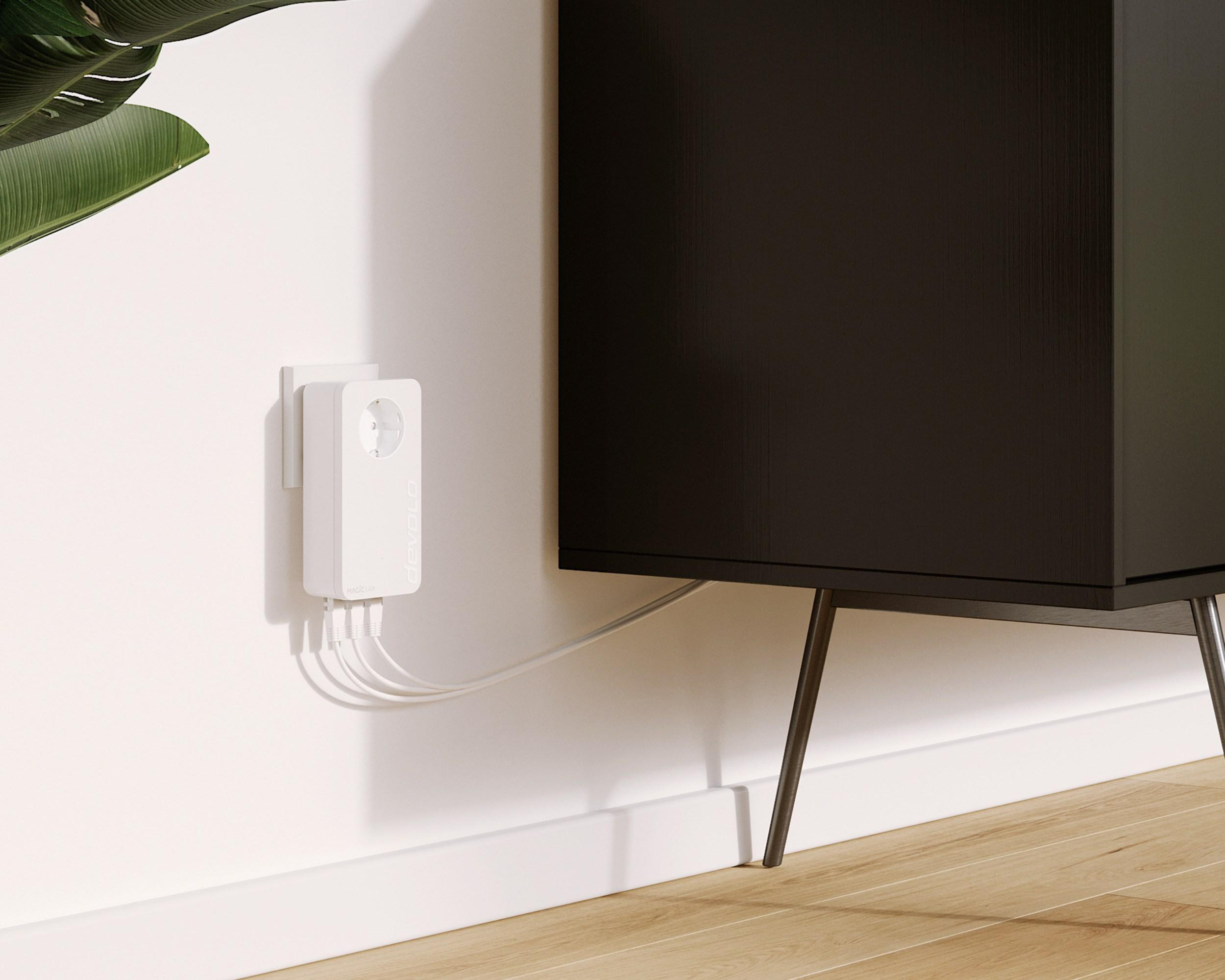 Ein weißer Smart Plug, der mit einer Steckdose mit weißen Kabeln und einem schwarzen Schrank verbunden ist.