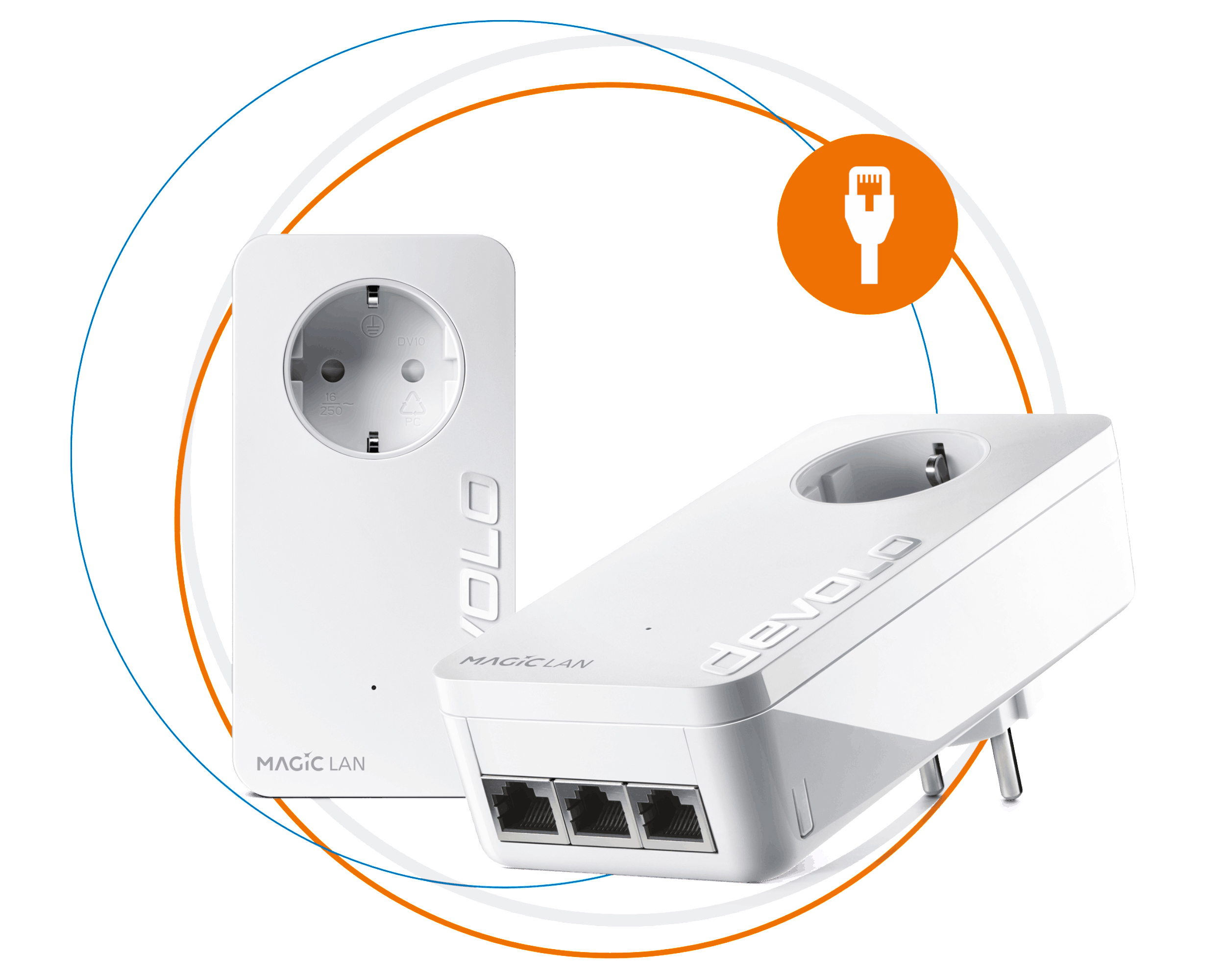 Zwei weiße Powerline-Adapter mit integrierten Steckdosen. Einer steht aufrecht, der andere schräg. Orange und blaue Ringe im Hintergrund.