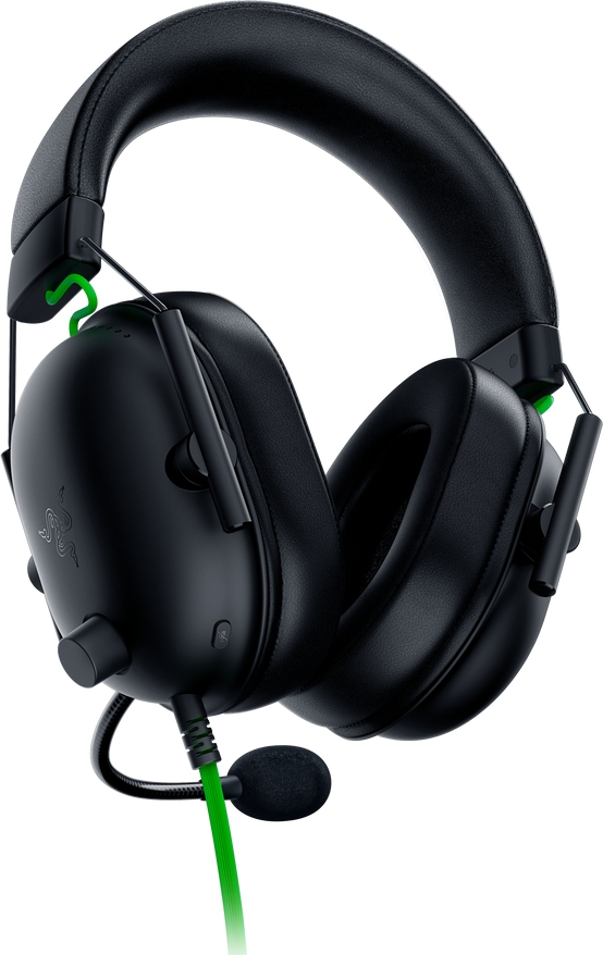 Casque de jeu noir avec câble et micro vert.