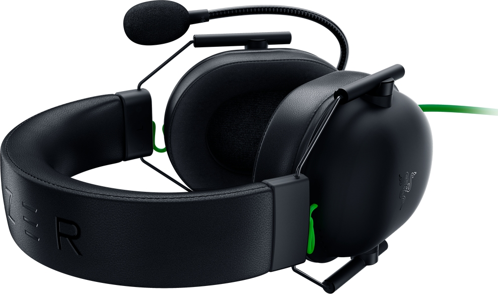 Casque de jeu noir avec microphone, gros plan sur fond blanc, design moderne.