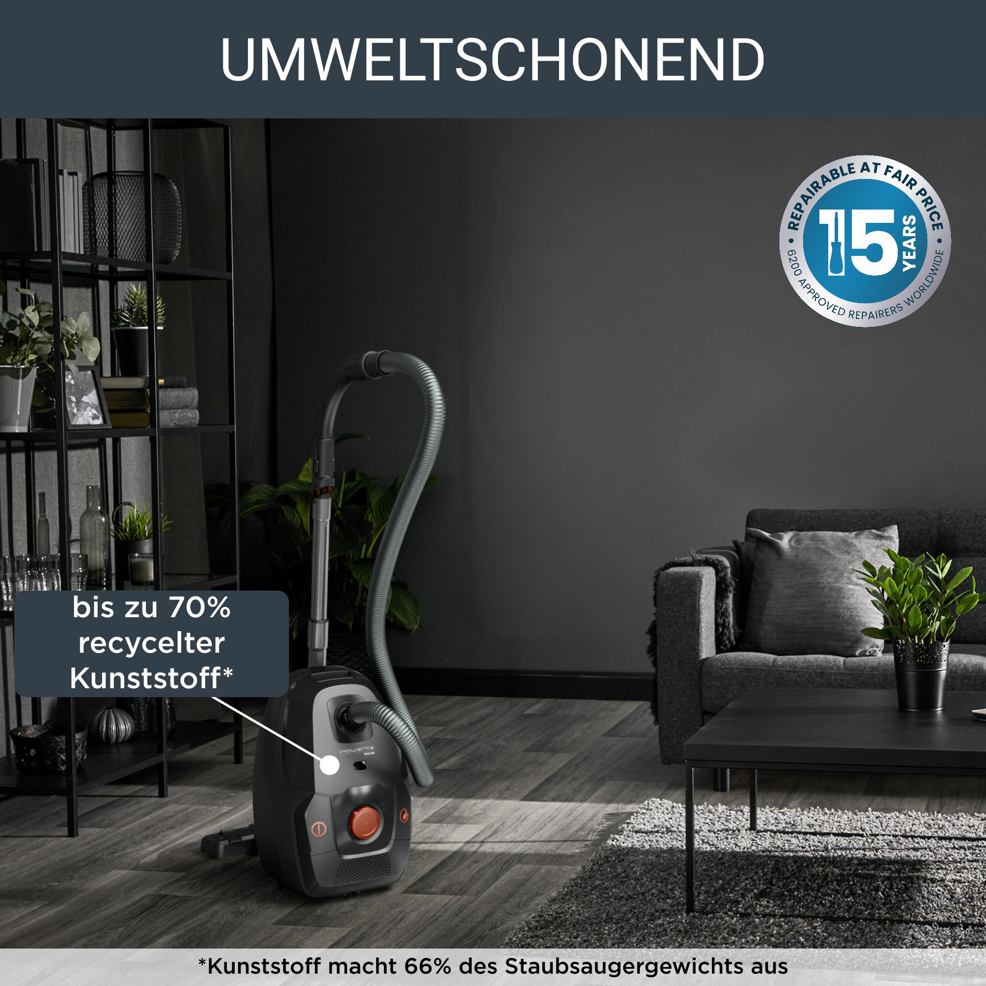 Schwarzer Staubsauger in einem Raum mit Sofa und Pflanze. Text weist auf Umweltfreundlichkeit hin.
