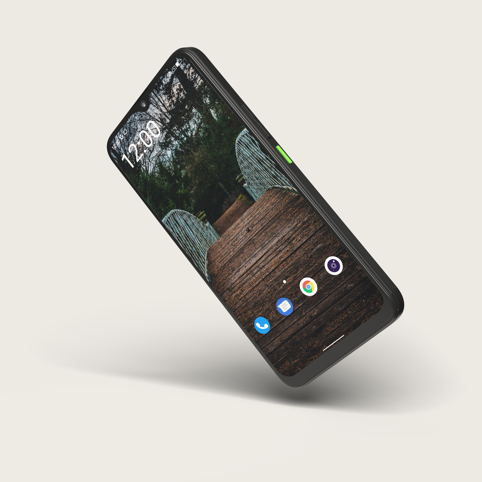 Ein schwarzes Telefon zeigt eine Holzbrückenszene. Die Uhrzeit und App-Symbole sind auf dem Bildschirm.