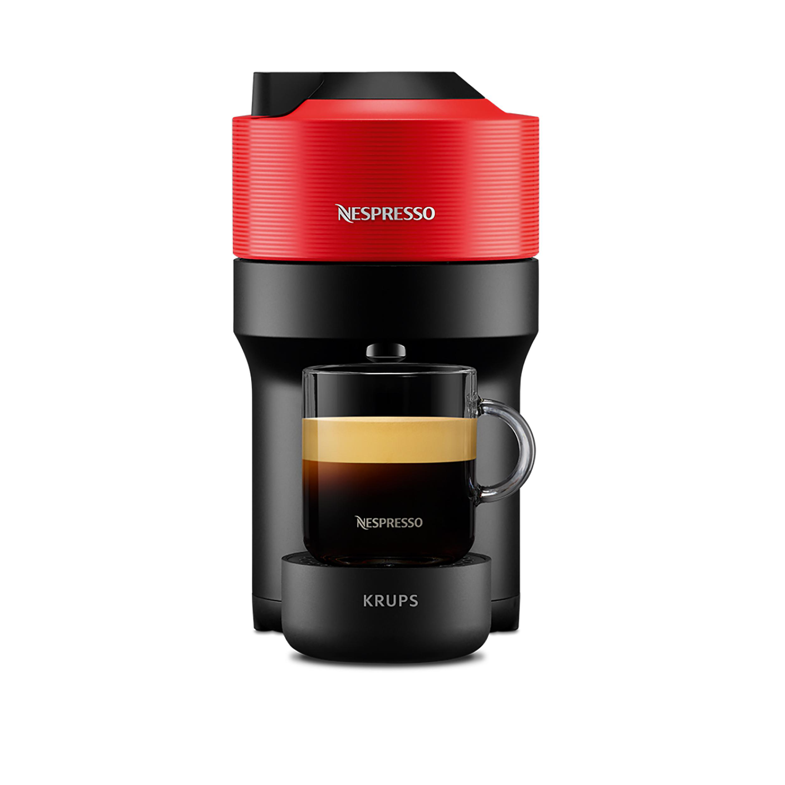 Rote und schwarze Nespresso-Kaffeemaschine mit einem Glas Kaffee. Der Hintergrund ist weiß.