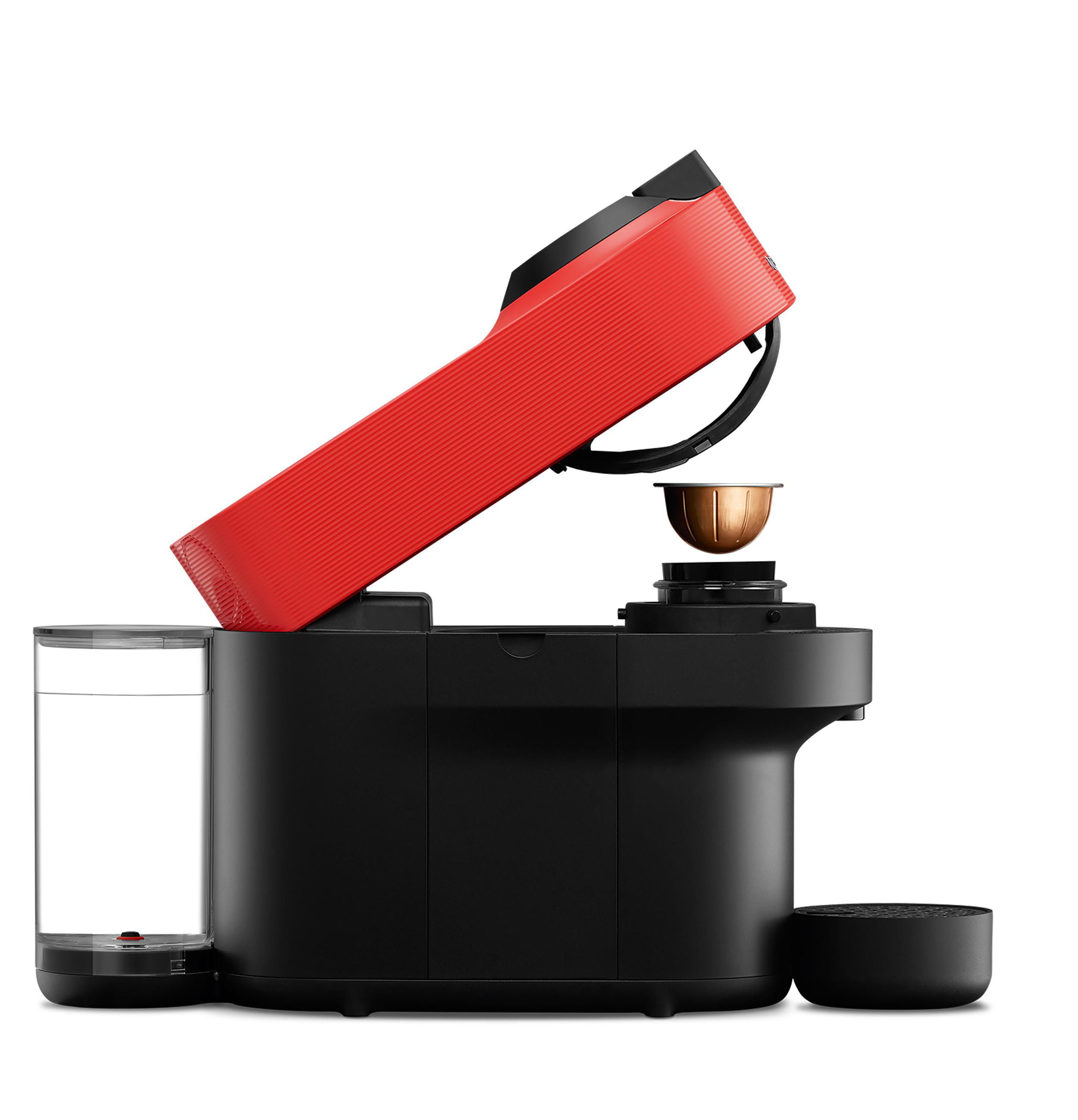 Rote und schwarze Kaffeemaschine mit Tasse und Wassertank. Auf weißem Hintergrund isoliert.