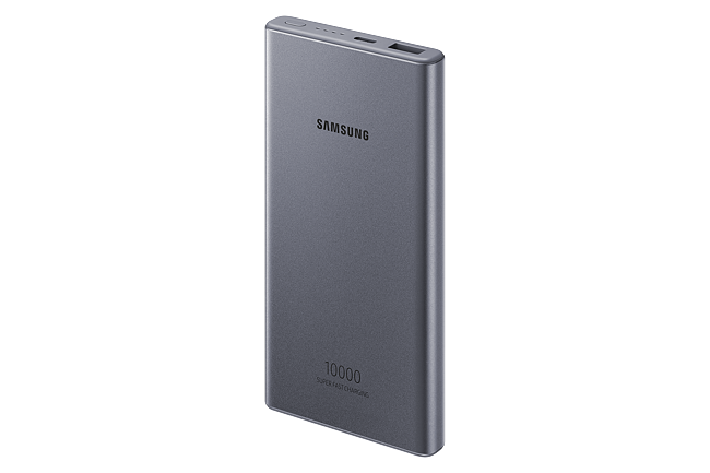 Samsung logosu olan koyu gri bir güç bankası, siyah zemin üzerinde izole edildi.