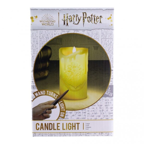 Eine Kerze in einer Box mit Harry-Potter-Branding, Zauberstab-Bild und Text zum Anzünden.