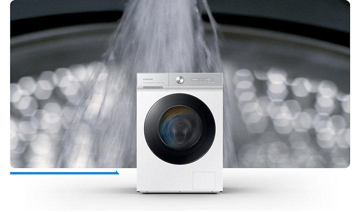 Eine weiße Samsung-Waschmaschine mit schwarzer Tür wird gezeigt. Wasser strömt von oben und erzeugt einen dynamischen visuellen Effekt.