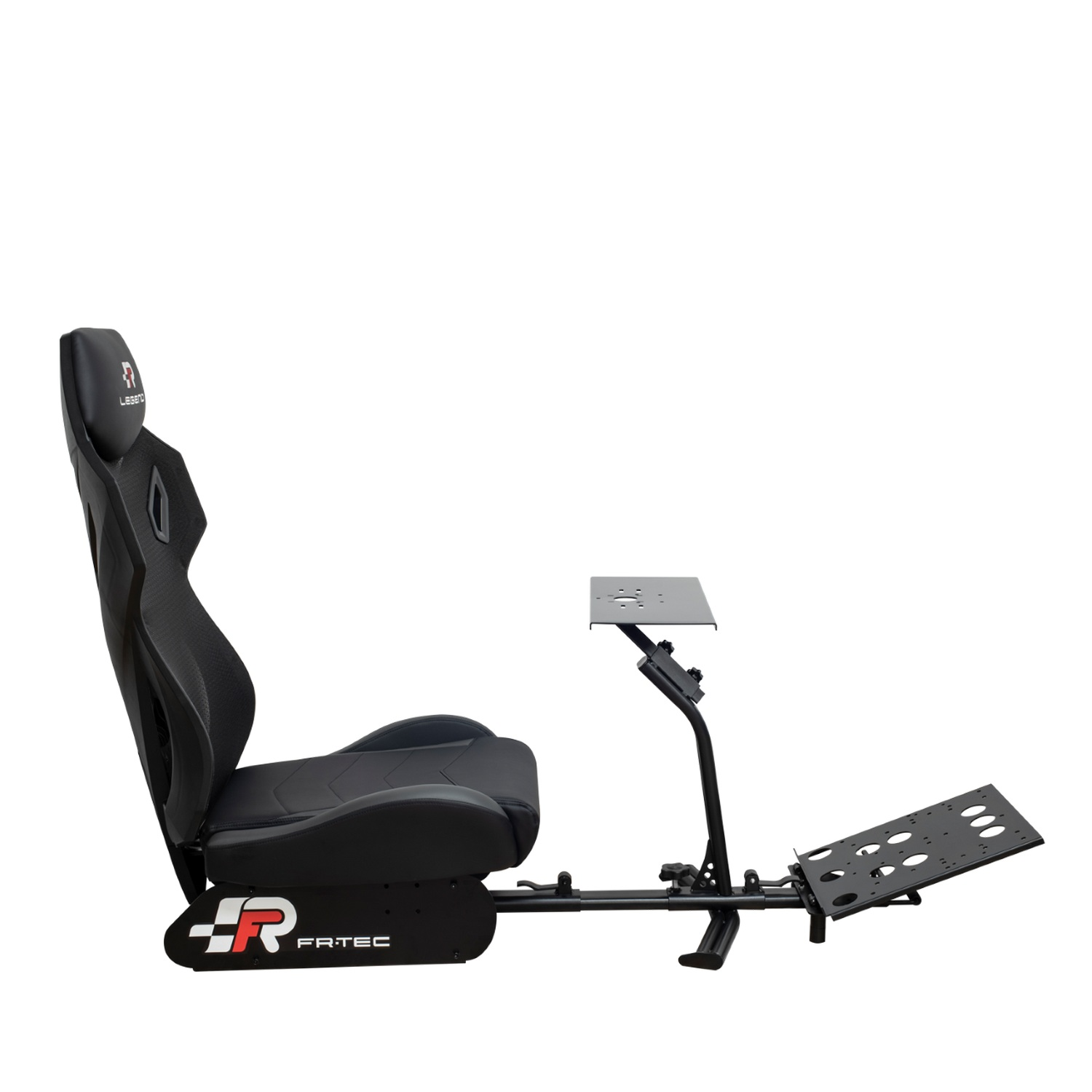 Un asiento de simulador de carreras con plataforma para pedales y soporte para volante.